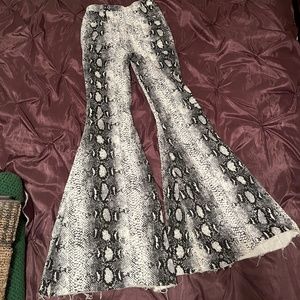Skylar + Madison Snake Skin Printed Flare Bell Bottom Pants/Jeans Size Small